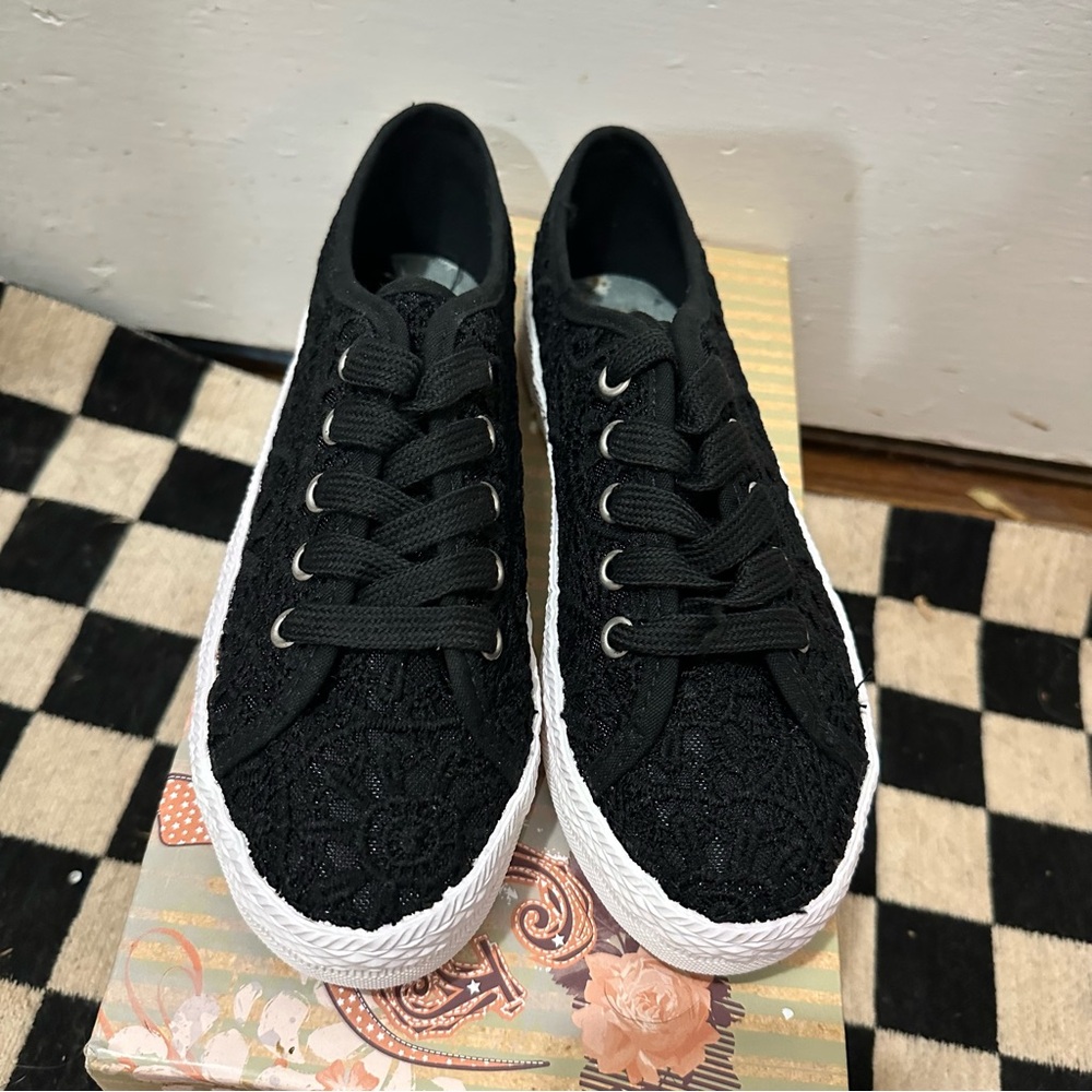 Very G Black and White Casual Sneakers